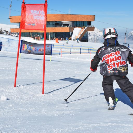 junge_beim_skikurs_kinderrennen_alpina_zillertal