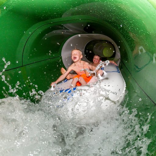 jungs_in_der_wasserrutsche_c_www.360perspektiven.at_leading_family_hotel_resort_alpenrose