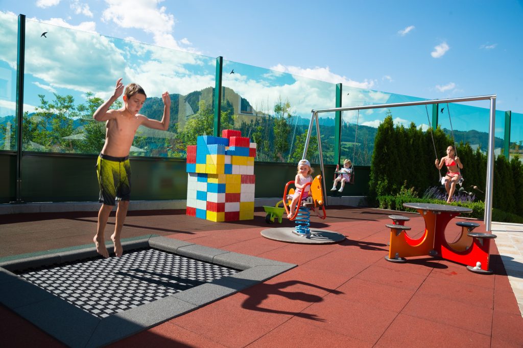 kinder_auf_dem_erlebnisspielpatz_verwoehnhotel_berghof