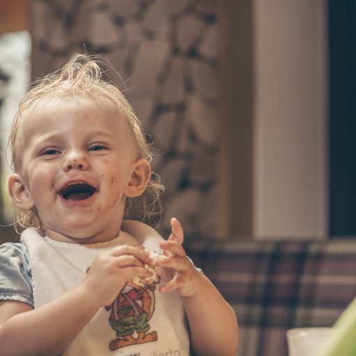 kleinkind_beim_essen_c_jan_hanser_mood_photography_alpina_zillertal