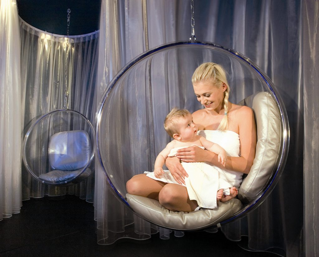 mutter_mit_baby_im_ruheraum_leading_family_hotel_resort_alpenrose