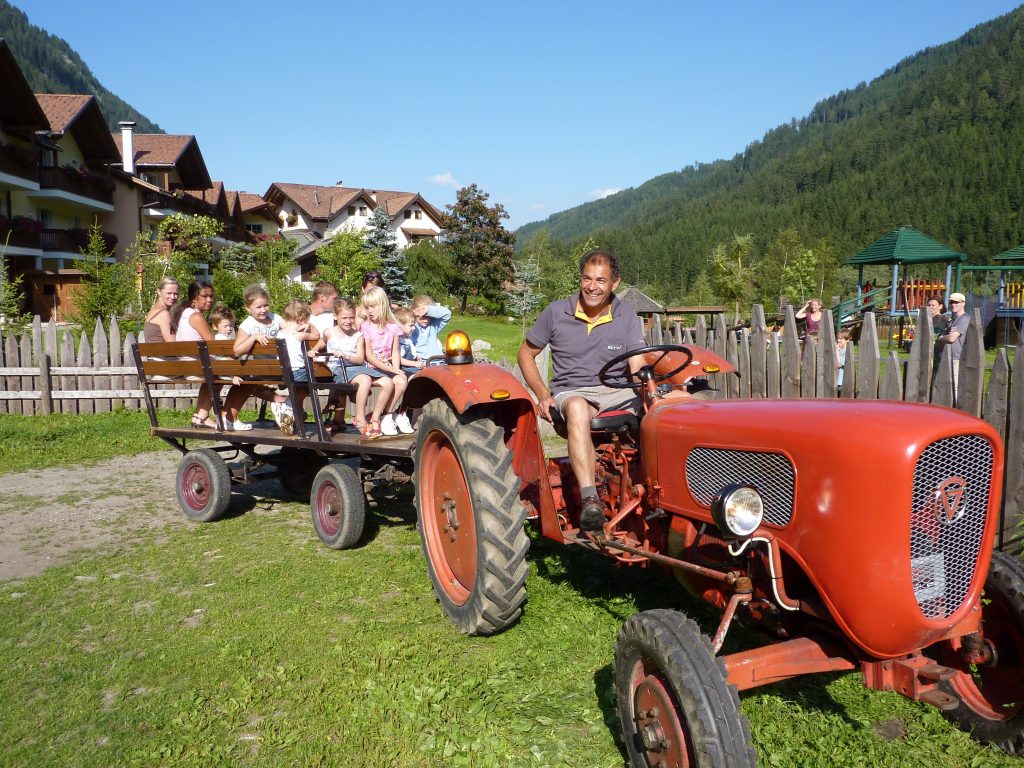 traktorfahrten_fuer_die_kinder_alpthotel_tyrol