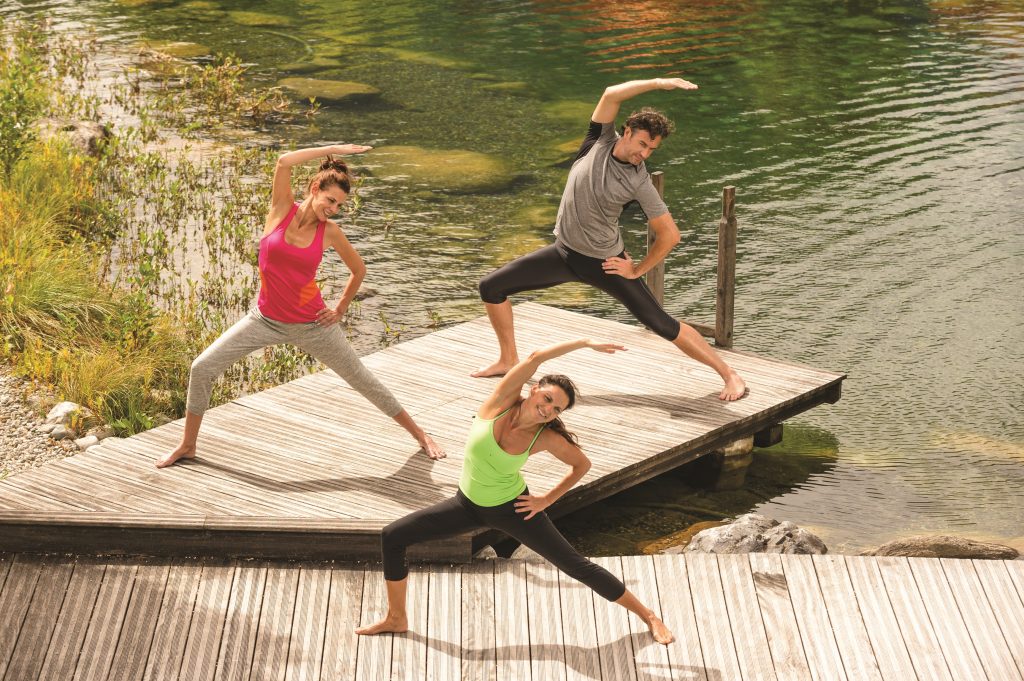 yogauebungen_am_badeteich_im_sommer_c_gerhard_wolkersdorfer_traumbild.at_das_rieser