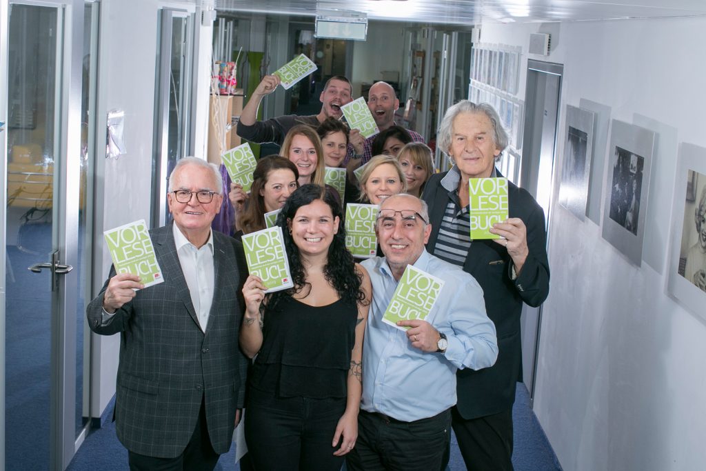 Werner_Brunner__Erich_Schleyer__und_Vorlesende_Oesterreichischer_Vorlesetag_2019__by_BUBU_DUJMIC