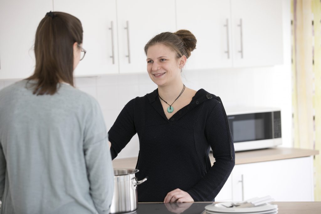 Young Mum Beratung durch junge Mutter Alek_Kawka