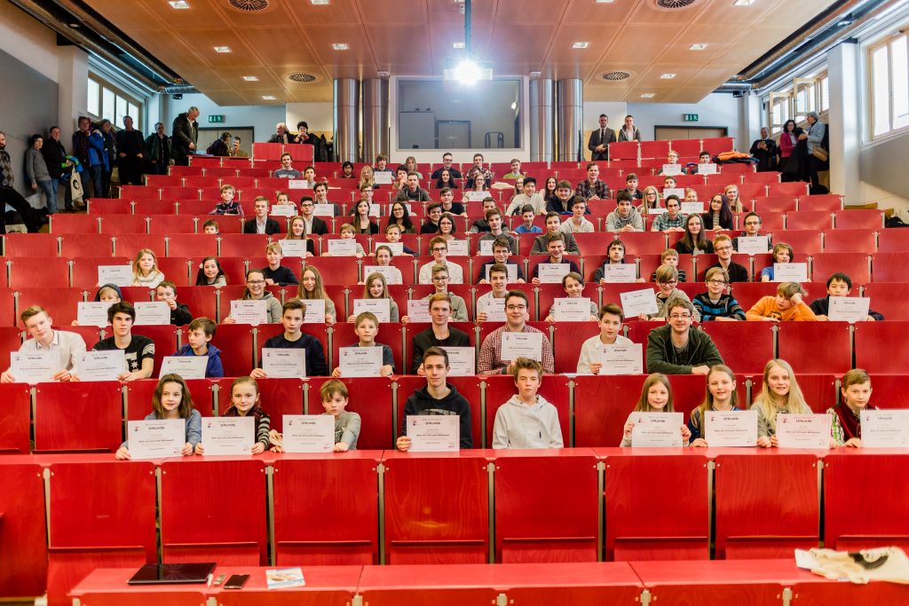 Rund 90 Kinder haben am 1. März Urkunden und Buch-Gutscheine bei der Preiseverleihung zum Biber-der-Informatik-Wettbewerb 2017 an der Uni Klagenfurt erhalten.