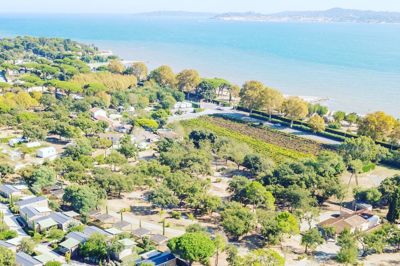 Camping-des-Mures-Luftaufnahme-vom-Campingplatz-am-Strand-der-Cote-d-Azur