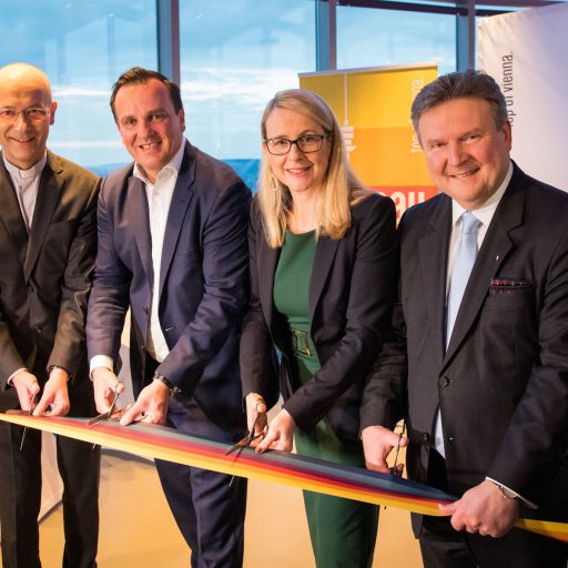 Dompfarrer Toni Faber, Mag. (FH) Paul Blaguss, Miteigentümer des Donauturms, Dr. Margarete Schrambck, Bundesministerin fr Digitalisierung und Wirtschaftsstandort, und Bürgermeister Dr. Michael Ludwig beim offiziellen Banddurchschnitt.