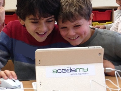 Jungs beim Programmieren