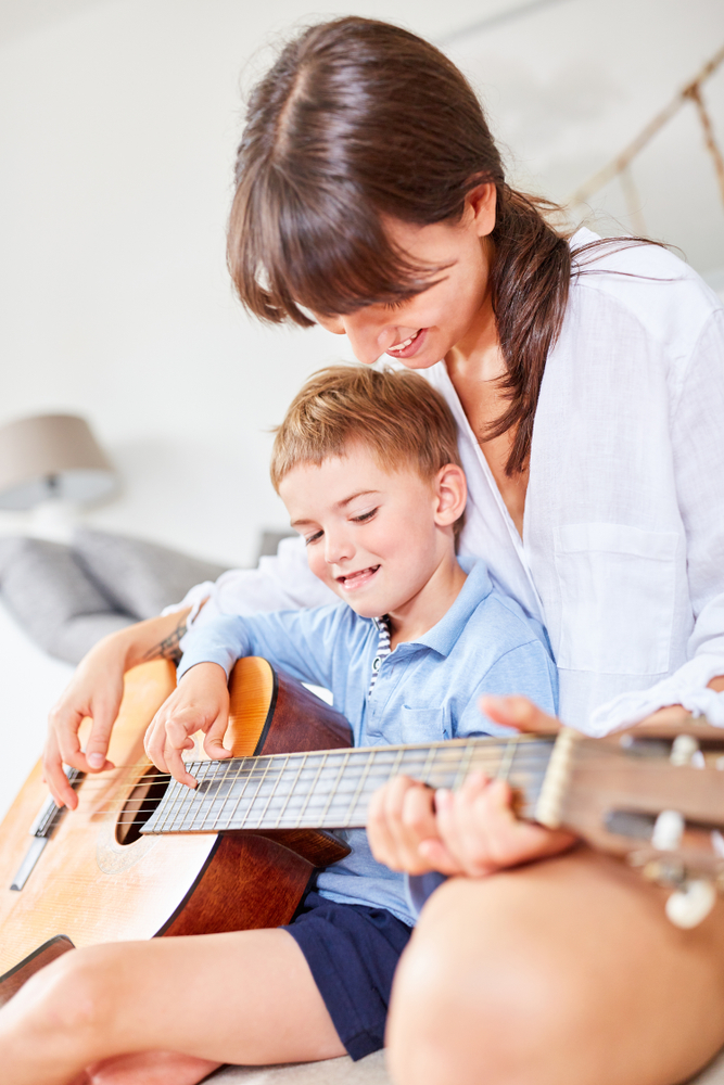 Kind und Mutter musizieren