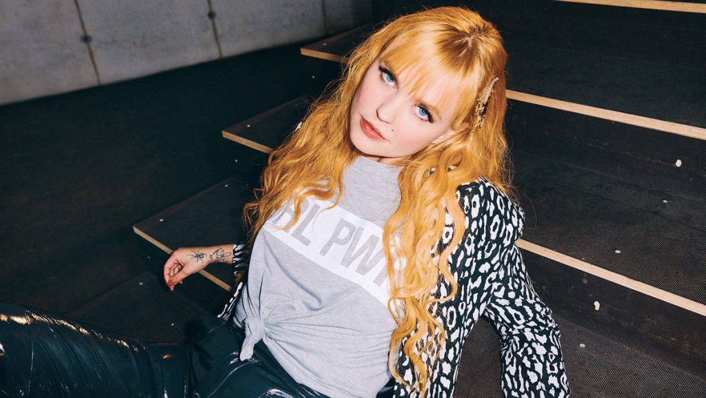 bonnie_strange_fuer_about_you_gross