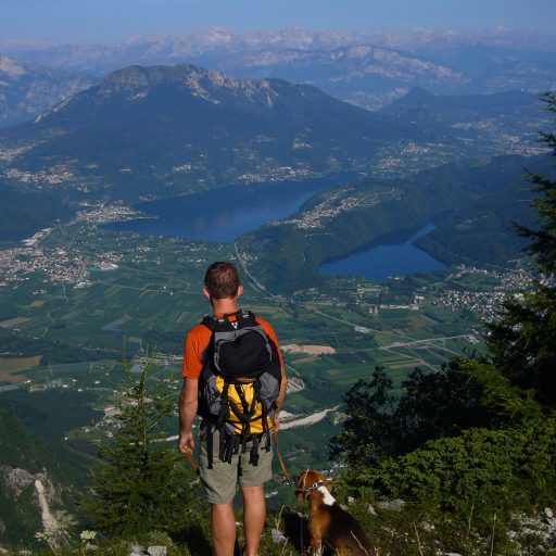 mann_mit_hund_sieht_ueber_lago_di_caldonazzo_links_und_lago_di_levico_rechts_