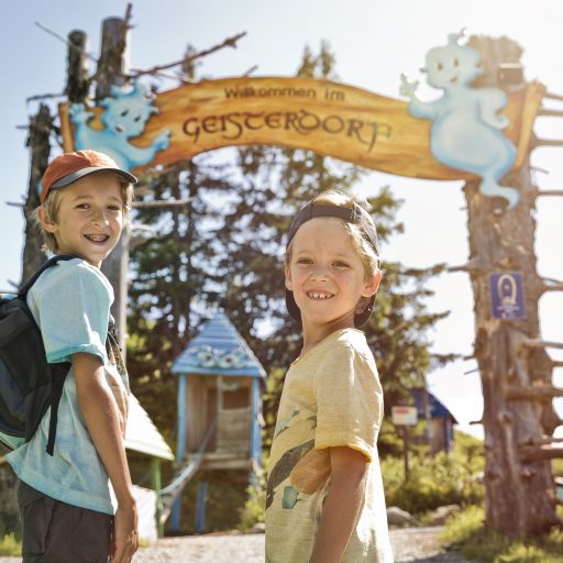 vorfreude_auf_den_besuch_des_geisterdorfs__