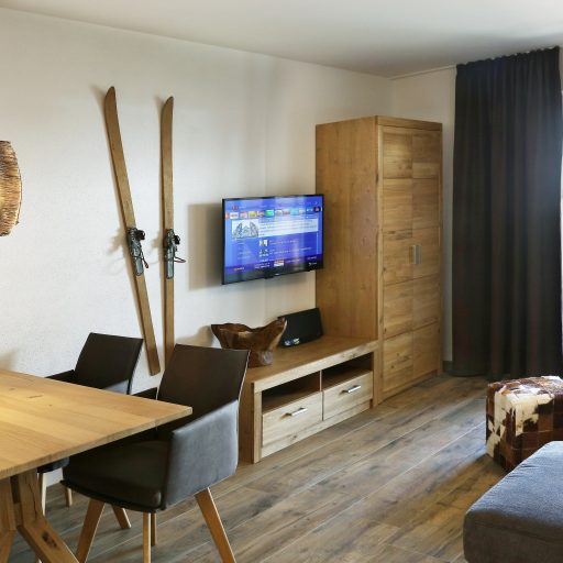 wohn-_und_essbereich_der_tauernsuites_mitterwirt_alps_residence