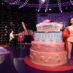 Rihanna hüpft in der Sweet Fantasy-Ausstellung bei Madame Tussauds aus der Torte