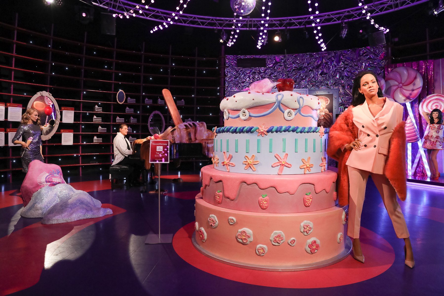 Rihanna hüpft in der Sweet Fantasy-Ausstellung bei Madame Tussauds aus der Torte