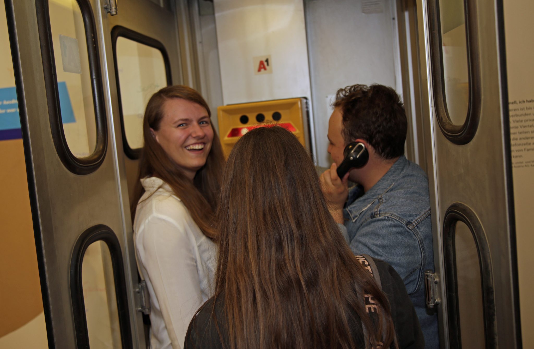 Meine Jugend - Deine Jugend: Generation Handy testet Wahlscheibentelefon