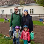 Gewinnerfamilie Bauer vor ihrem Urban Gardening Beet am Wiener Augarten