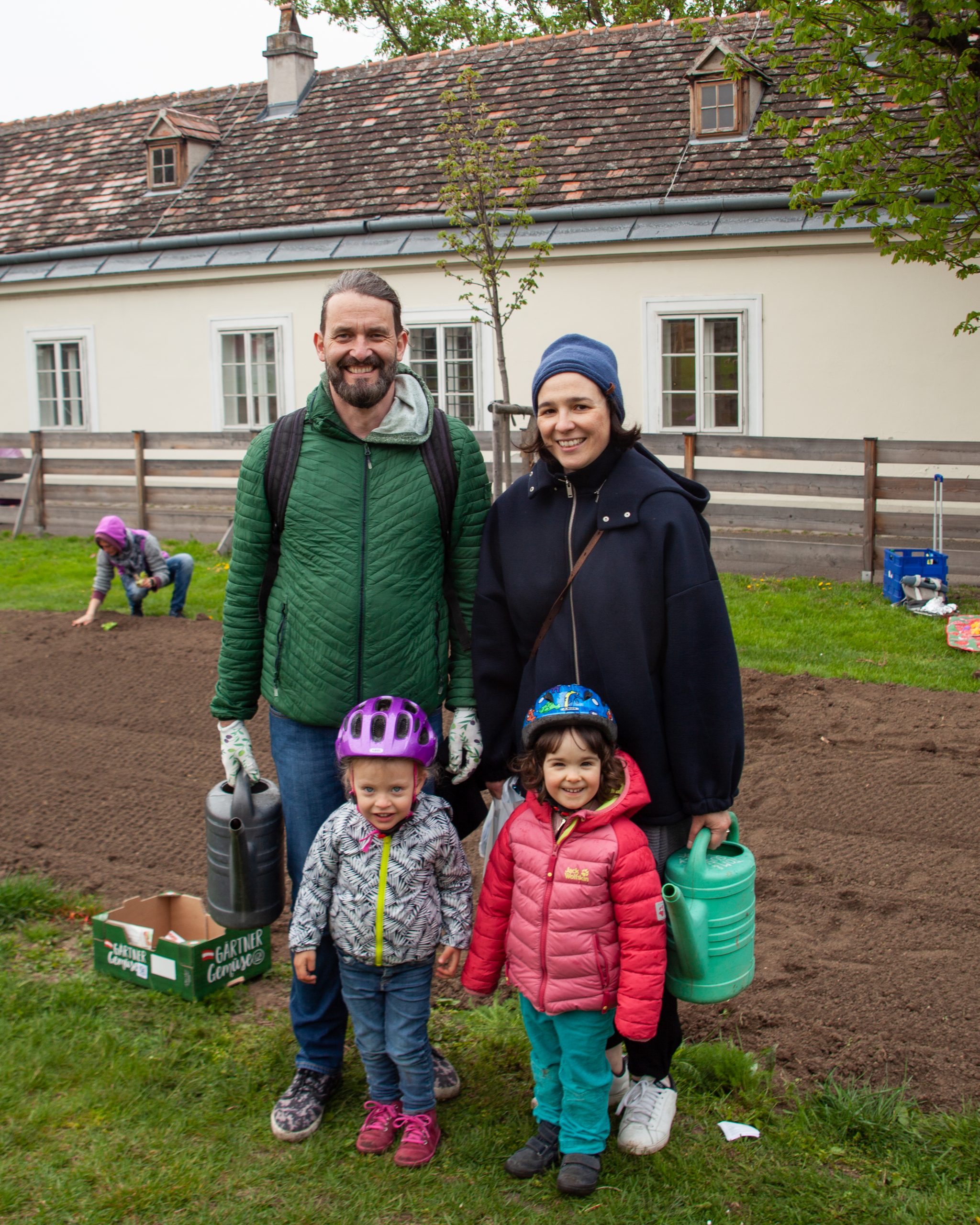 Gewinnerfamilie Bauer vor ihrem Urban Gardening Beet am Wiener Augarten