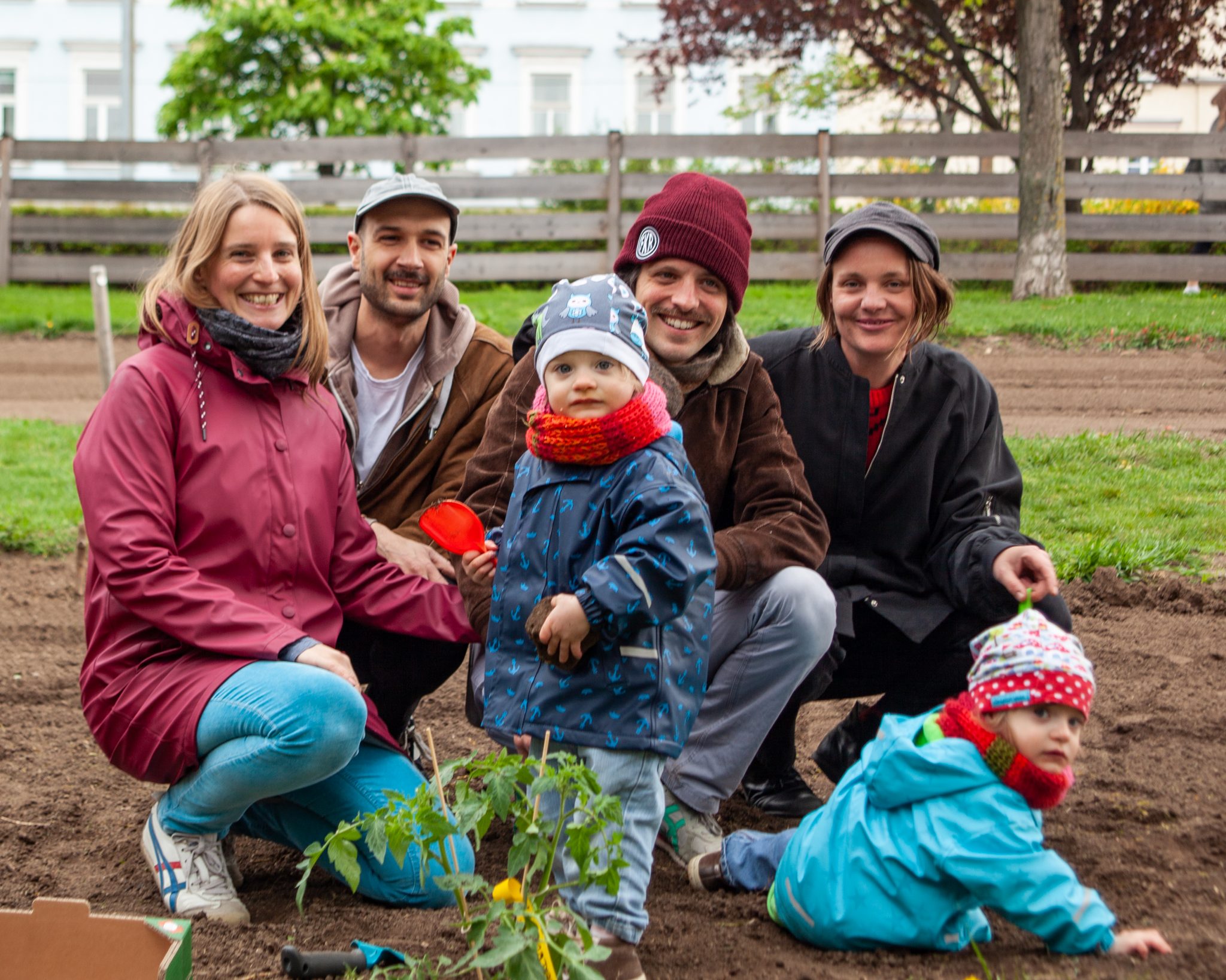 Familie Dietl vor ihrem Beet am Augarten