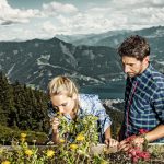 Kräuterwanderweg mit Aussicht_©Schmitten