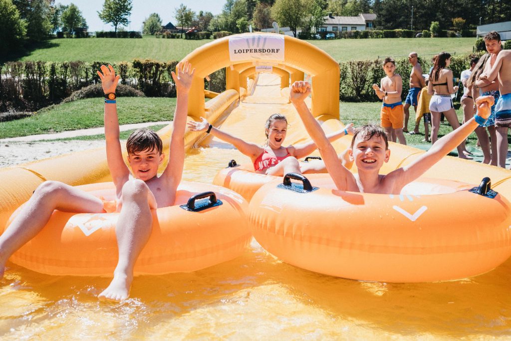 Riesenwiesen-Rutsche im Freibereich der Therme Loipersdorf