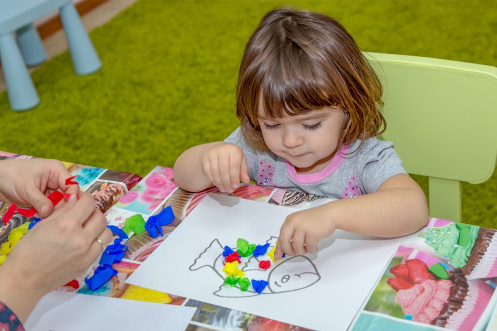 kleinkind beim basteln