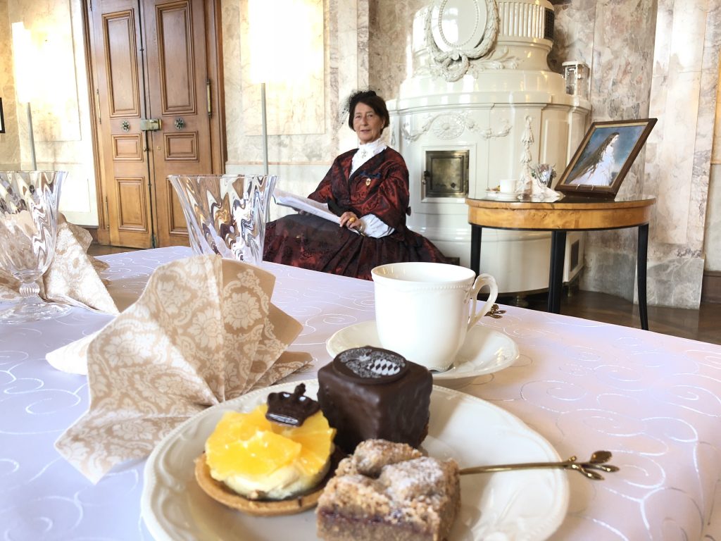 Oberschwäbische Barockstraße: Kaffeekränzchen mit Gräfin Paula auf Schloß Aulendorf