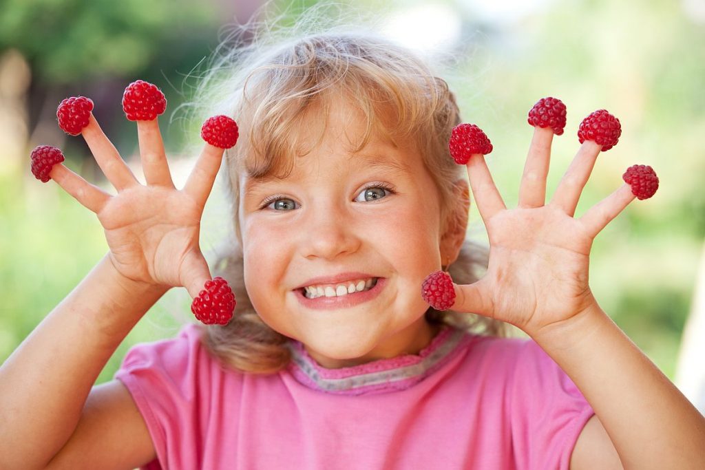kind himbeeren beeren essen