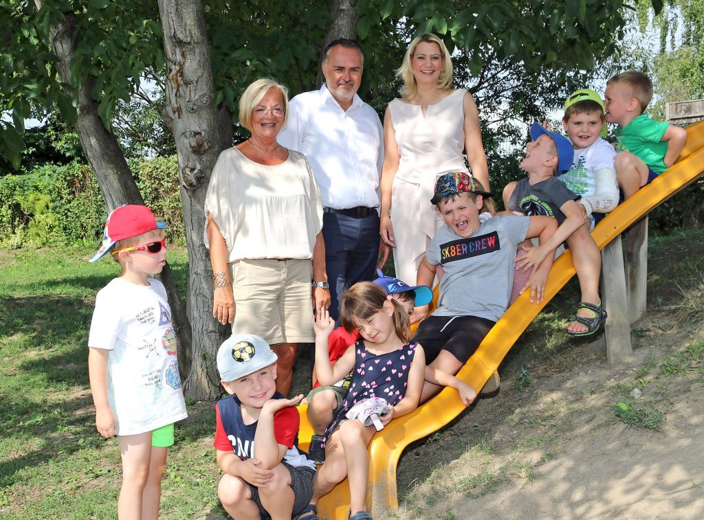 Landeshauptmann Hans Peter Doskozil, Familienlandesrätin Daniela Winkler und Mattersburgs Bürgermeisterin Ingrid Salomon stellen den Gratiskindergarten für alle vor.