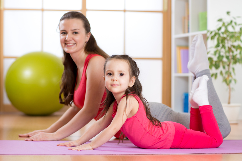 Kind und Mutter turnen