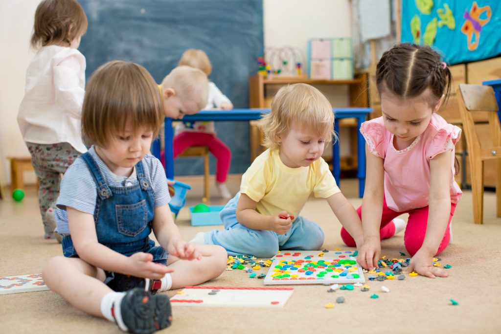 Kinder spielen im Kindergarten