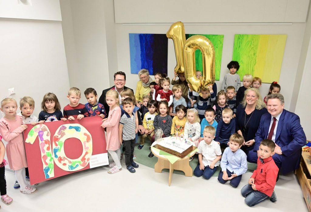 Bürgermeister und Bildungsstadtrat überreichten Torte Die Einführung des beitragsfreien Kindergartens in Wien im Herbst 2009 war ein Meilenstein für Wiener Familien. Anlässlich des zehnjährigen Jubiläums überraschten Bürgermeister Michael Ludwig und Bildungsstadtrat Jürgen Czernohorszky den Kindergarten in der Lustkandlgasse in Wien-Alsergrund mit einer großen Torte. Der Kindergarten ist in einem Vorzeige-Bau des Roten Wien untergebracht.