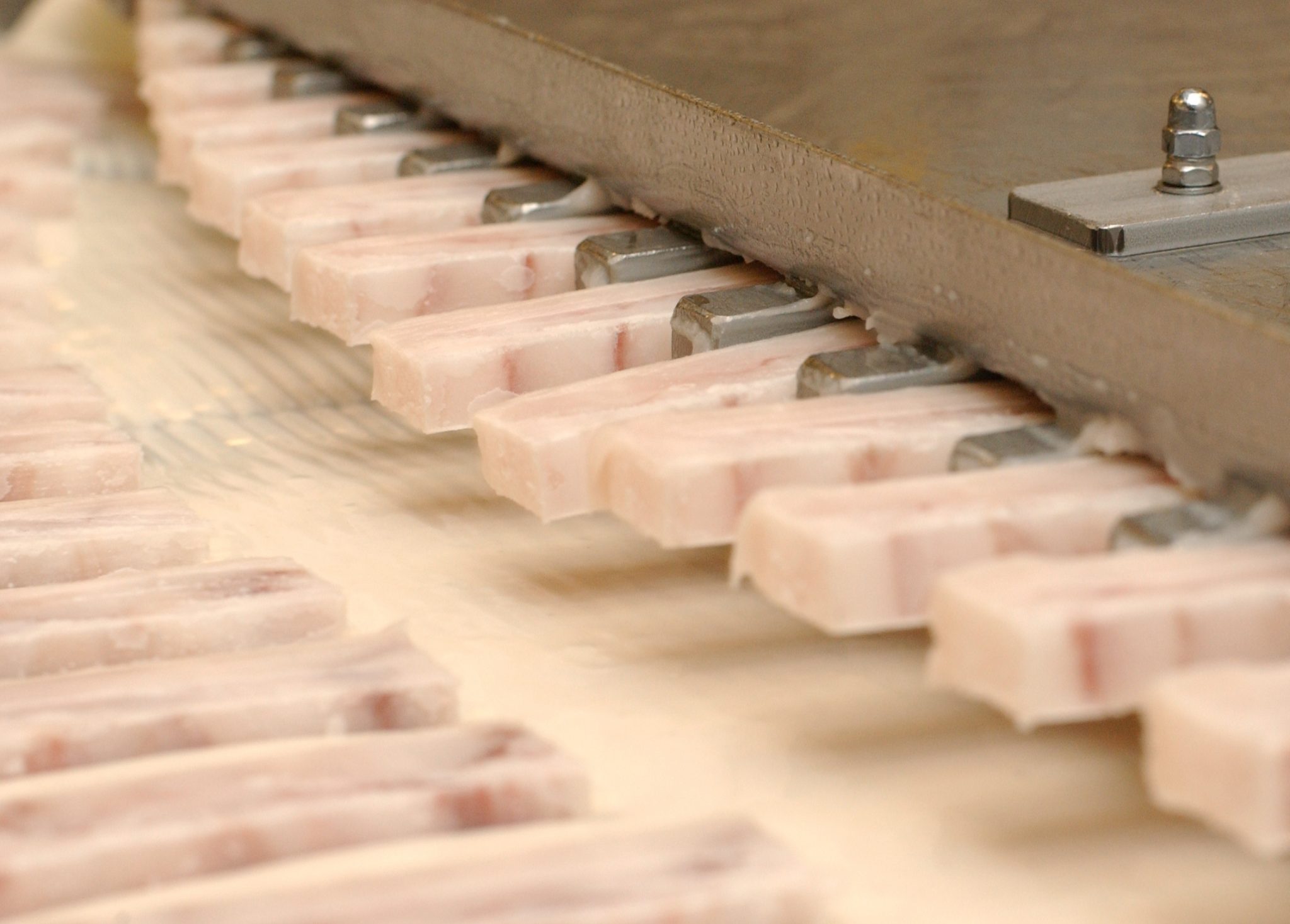 Fischstäbchen schneiden