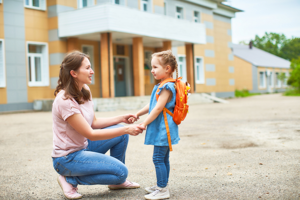 Mutter mit Kind Hände haltend