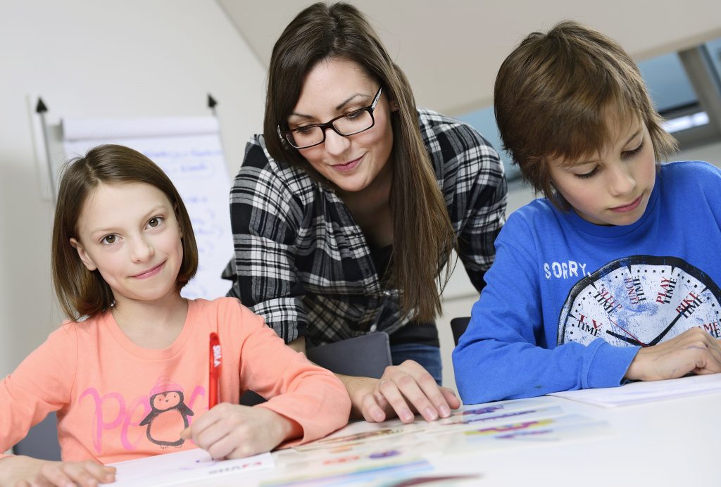 Schüler und Lehrerin bei VHS Lernhilfe
