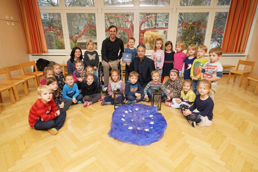 David Wiechenthaler und Kindergarten-Kinder