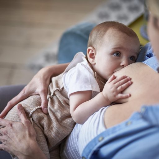 Milupa_Oesterreich_Neue Verordnung für Säuglingsahrung 2020_Frau beim Stillen