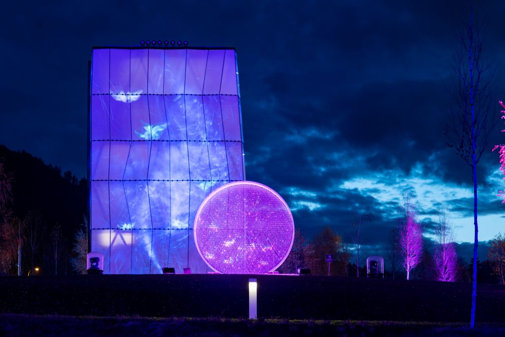 Interaktive Lichtinstallationen führen die Gäste durch die Swarovski Kristallwelten und laden an mehreren Stationen - wie hier am Spielturm - zum Mitmachen ein. Das Lichtfestival läuft bis 6. Januar 2020.