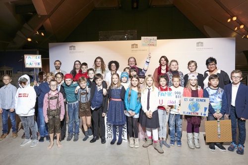 Gruppenfoto mit Vizepräsident des Bundesrates Hubert Koller (S), Elisabeth Geyer-Schulz culture fly, Bundesrätin Korinna Schumann (S), Bundesrätin Daniela Gruber-Pruner (S), Bundesrätin Maianne Hackl (V) und SchülerInnen