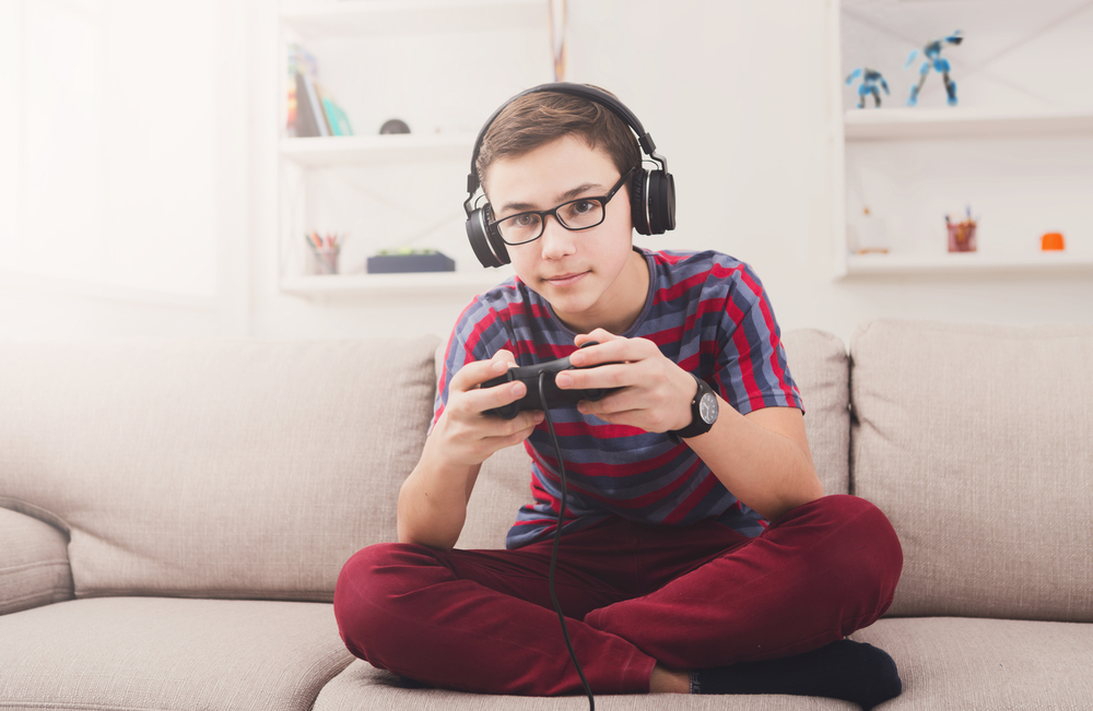 Jugendlicher beim Online-Gaming