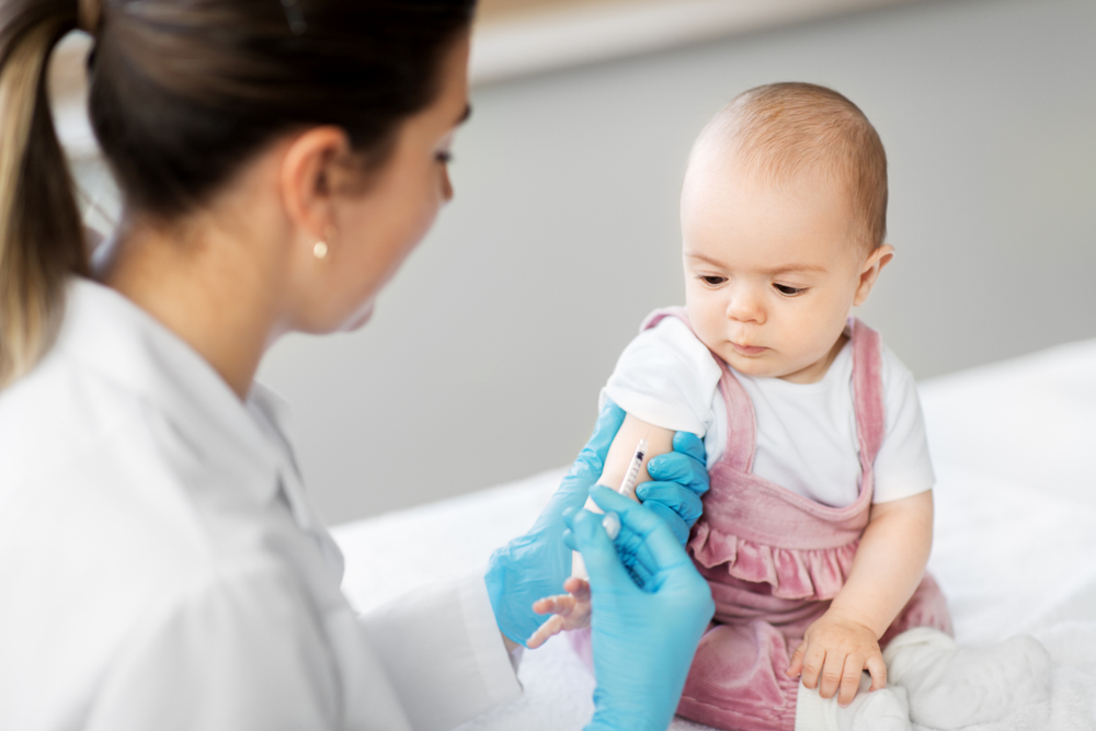 Kleinkind beim Impfen