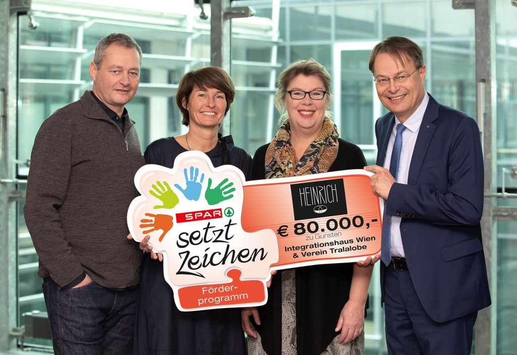 80.000 Euro aus dem Verkauf der „Guten Weine“ bei INTERSPAR spenden Gernot und Heike Heinrich (li.) sowie SPAR-Weinexpertin Anne Thysell (m.) und SPAR-Vorstandsvorsitzender Dr. Gerhard Drexel (re.) an die Integrationsprojekte vom Integrationshaus Wien und vom Verein Tralalobe.