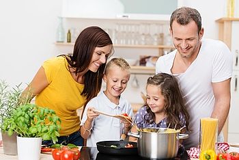 Familienmahlzeit: Familie beim Kochen