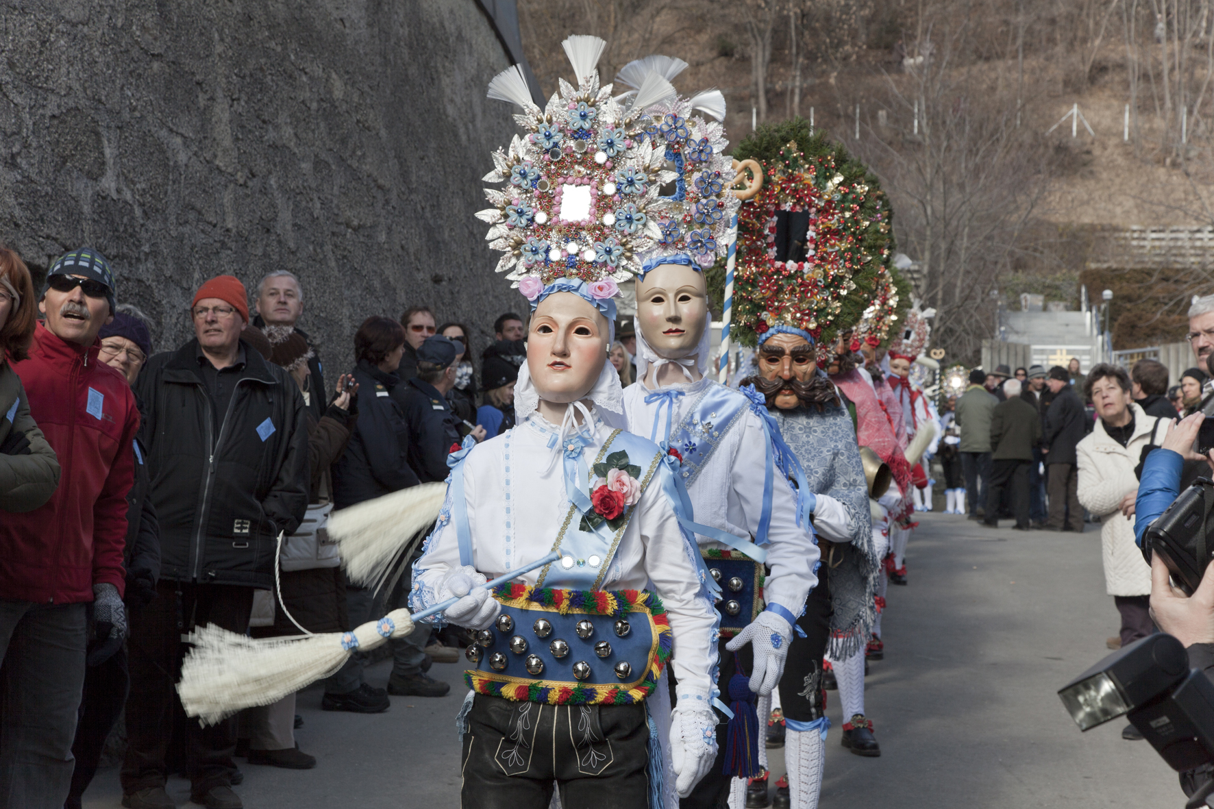 Prunkvolle Roller- und Schemenmasken beim Imster Schemenlauf