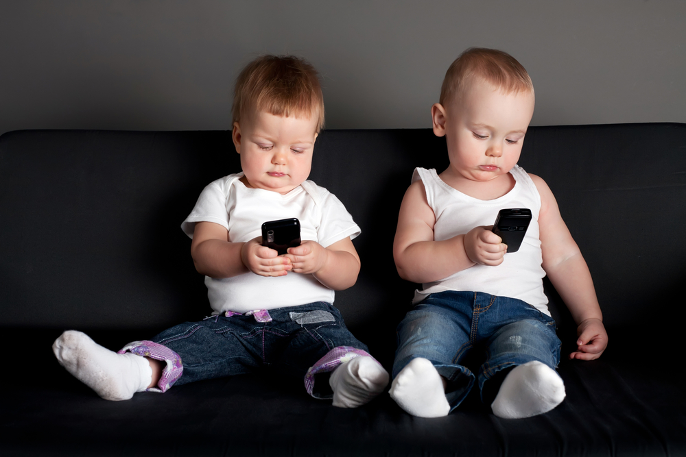 Kleinkinder mit Handys Intenretzugang