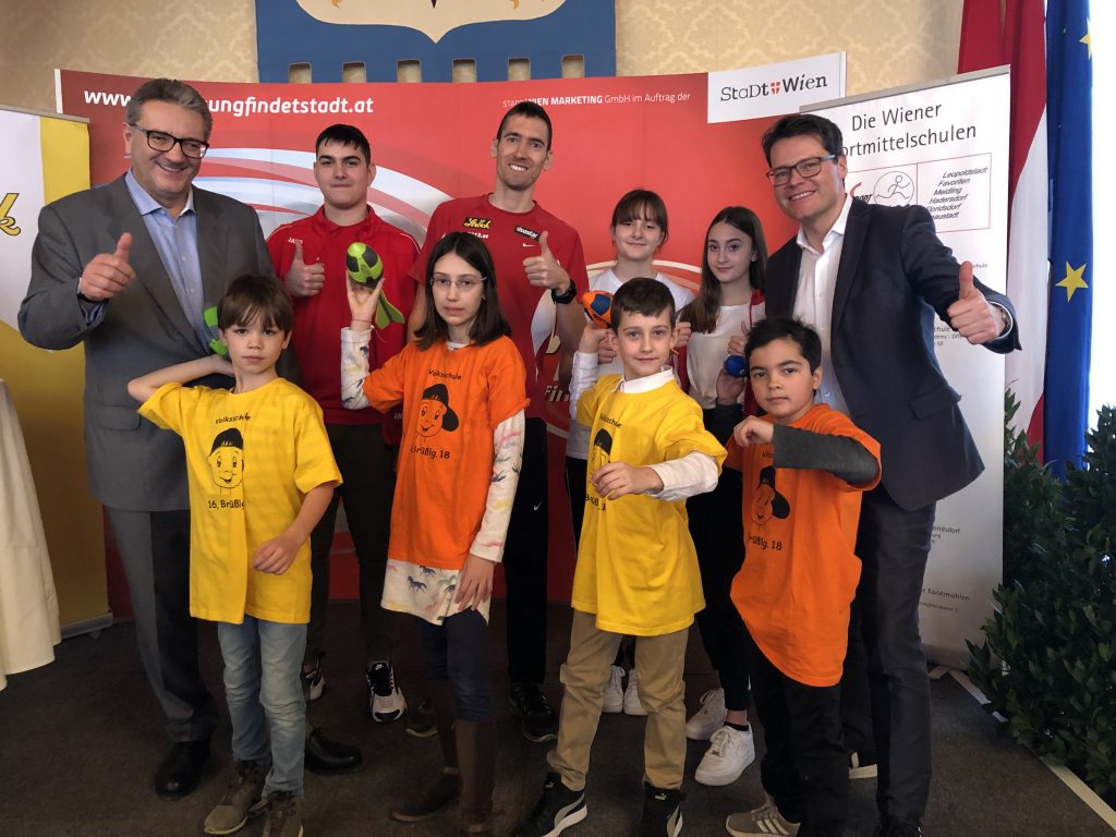 ATHLETICS light KickOff_StR Peter Hacker, Guides NSMS 12, StR Jürgen Czernohorszky, Teilnehmer VS Brüßlgasse