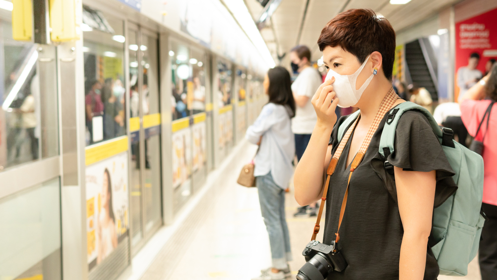 Frau mit Schutzmaske in der U-Bahn, Coronaviren