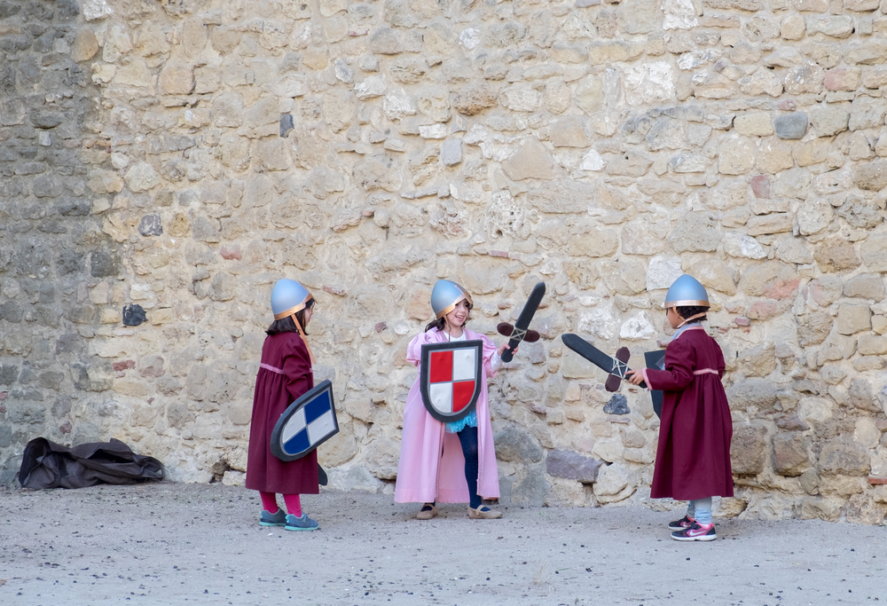 Kinder spielen Ritter