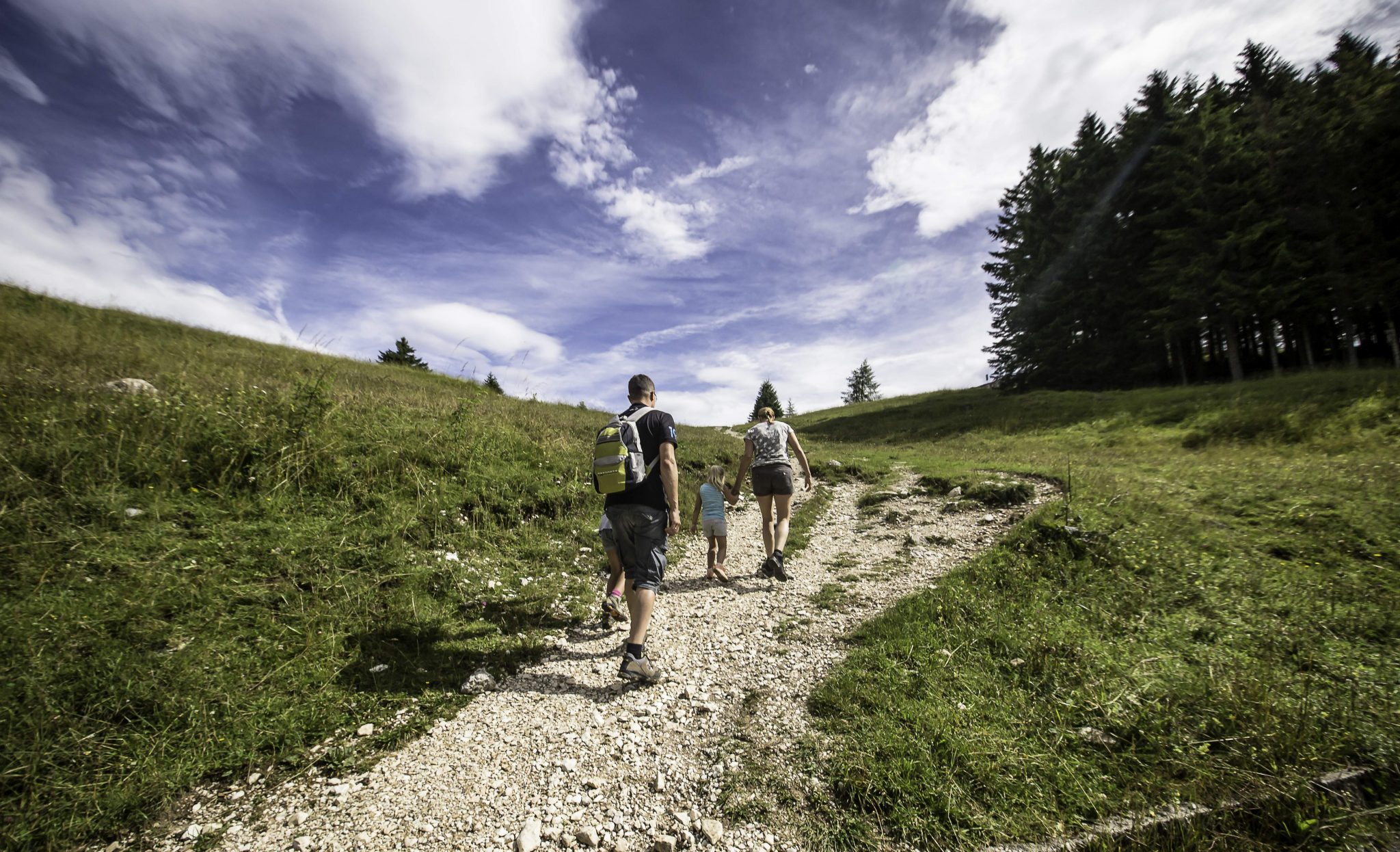 familie_beim_wandern_in_vezzena_valsugana_lagorai